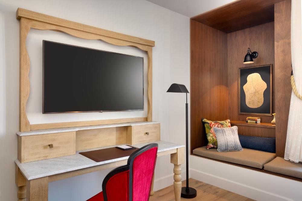 Guest room, 1 King, City view interior